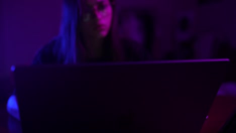 mujer en luz púrpura y rosa