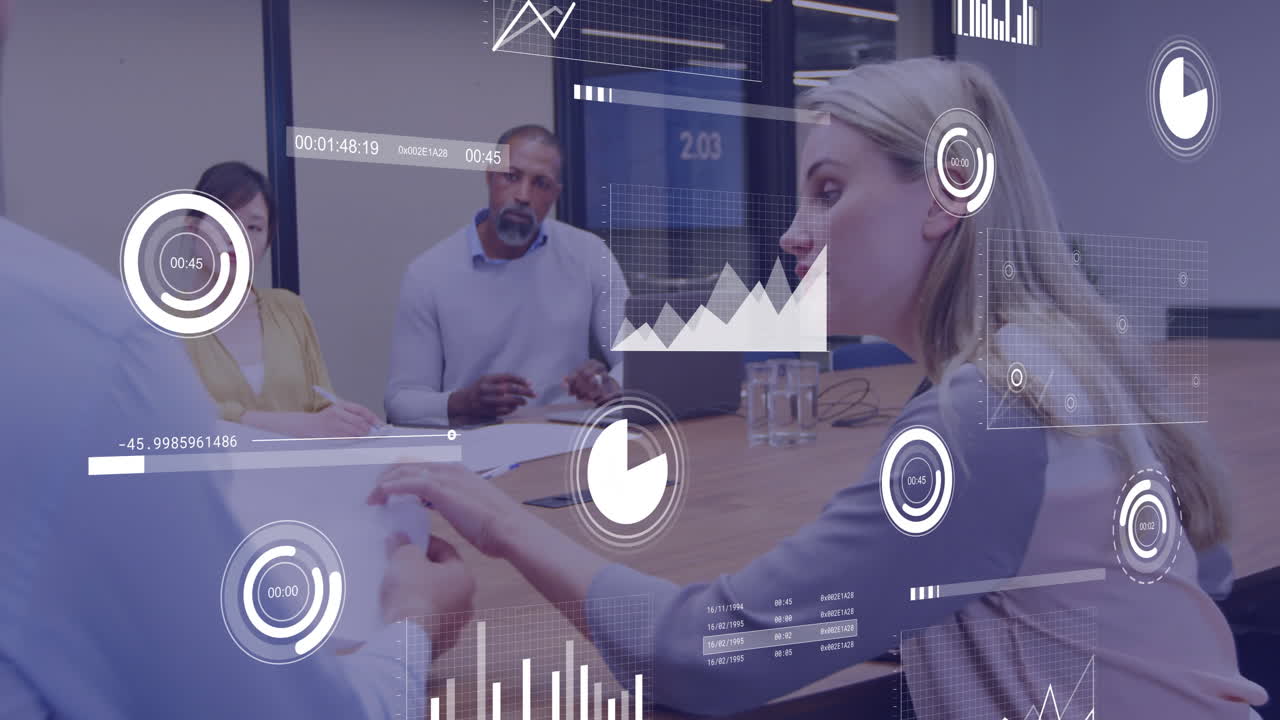 Animazione dell'elaborazione dei dati finanziari su diversi uomini d'affari in ufficio