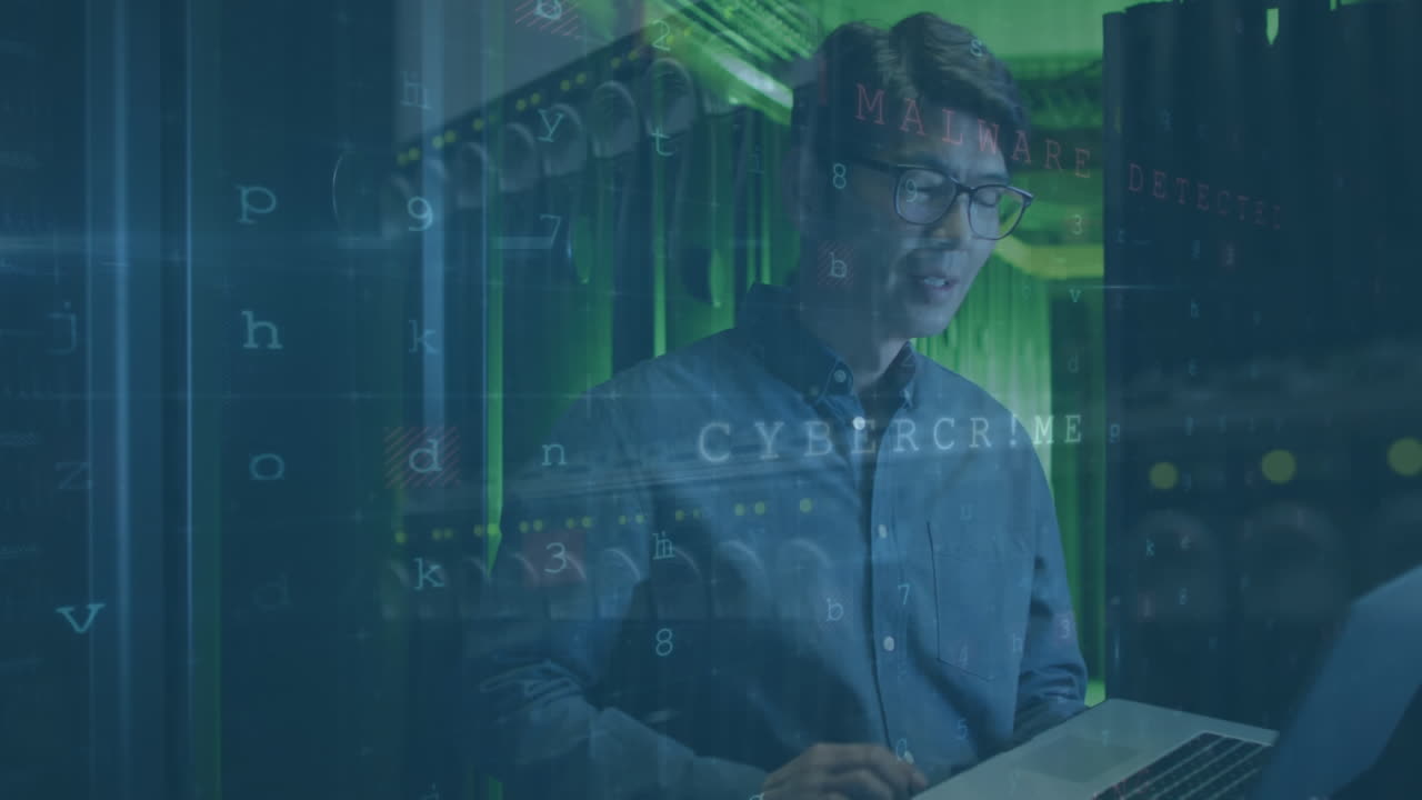 서버 에서 노트북을 사용하는 아시아 남성 엔지니어에 대한 사이버 보안 데이터 처리의 애니메이션