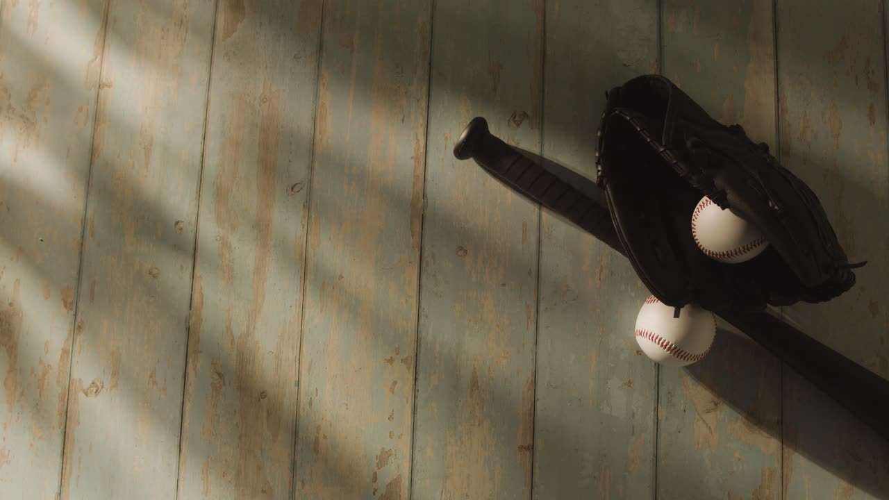 오버헤드 스튜디오 야구는 나이가 든 나무 바닥 1에 박 ⁇  공과 캐처 손잡이와 함께 여전히 생활