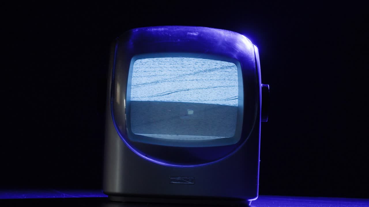 레트로 tv, 노스탈기적인 설정으로 빈티지 tv, 레트로 tv는 화면에 곡물을 표시합니다, 무서운 할로윈 밤 장치, 크로마 키 및 그린 스크린에 좋습니다.