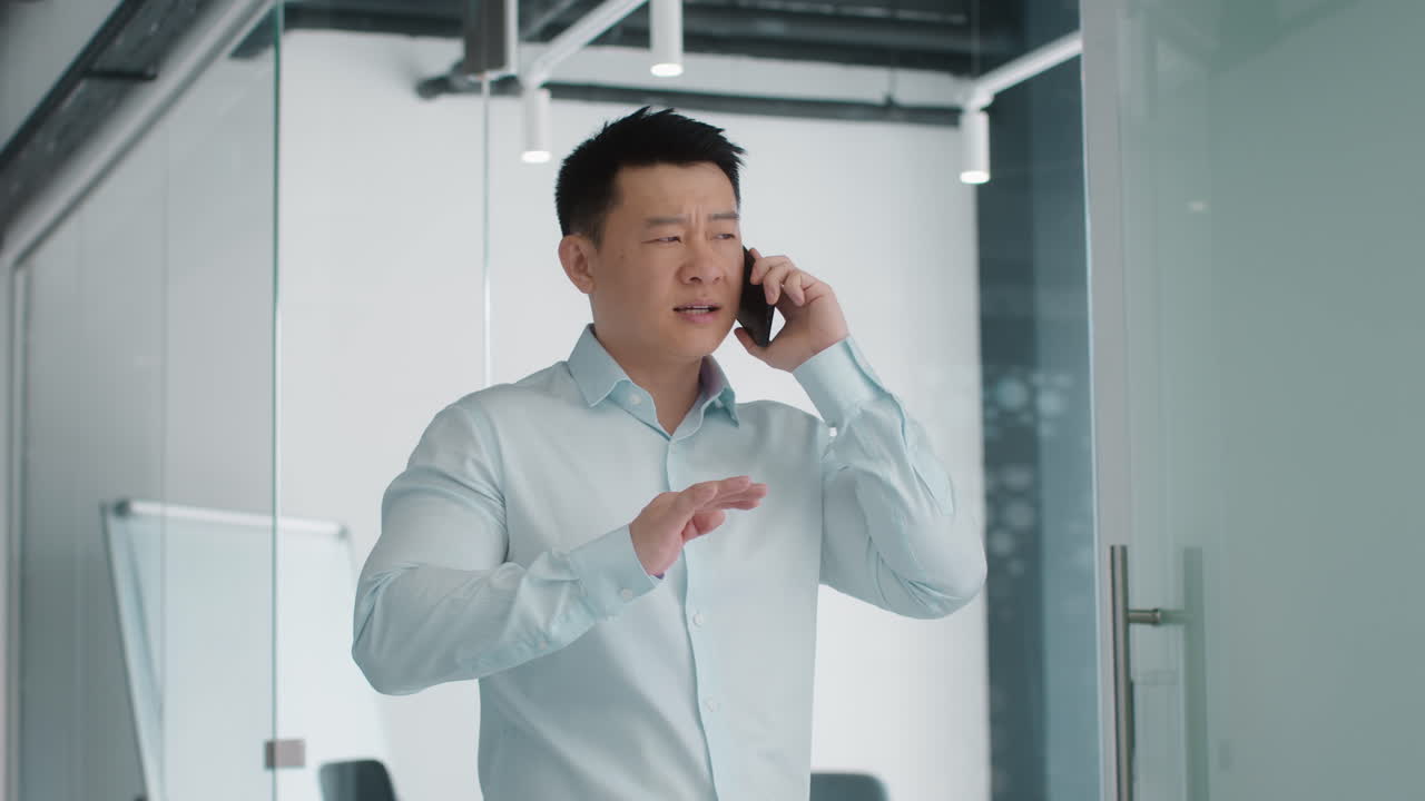 현대적 인 사무실 에서 전화 를 하는 사업가