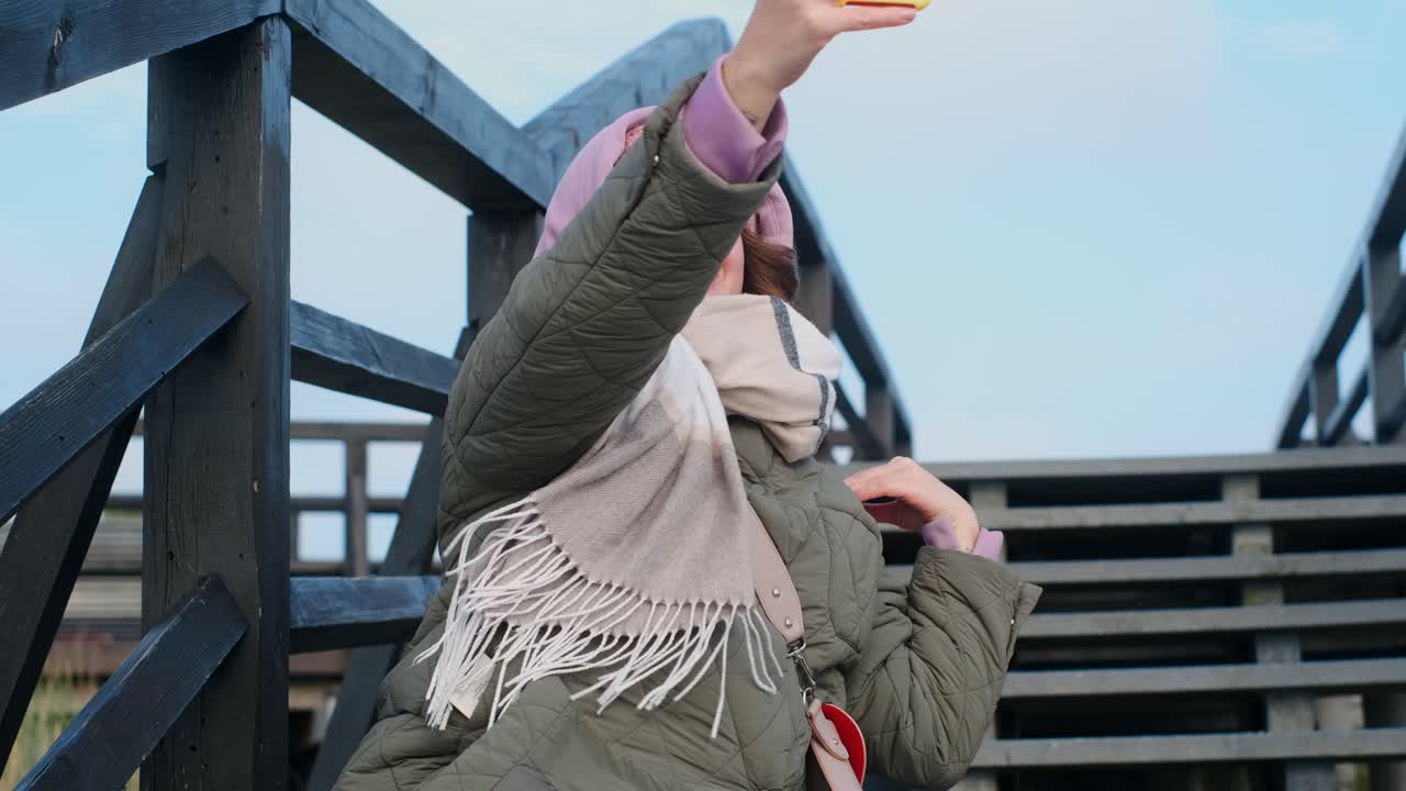 야외에서 셀피를 찍는 여자