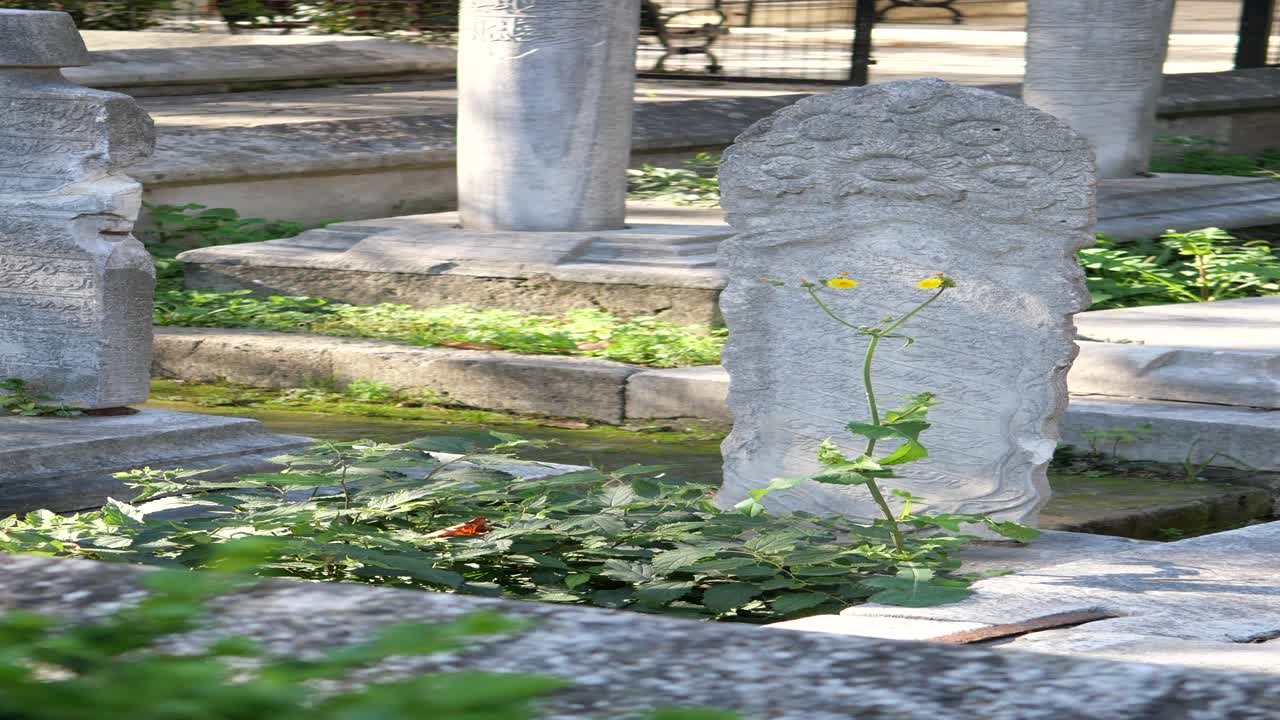 декоративный надгробный камень на кладбище