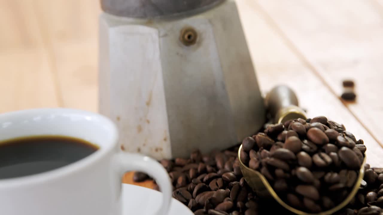 café con cafetera y cucharada