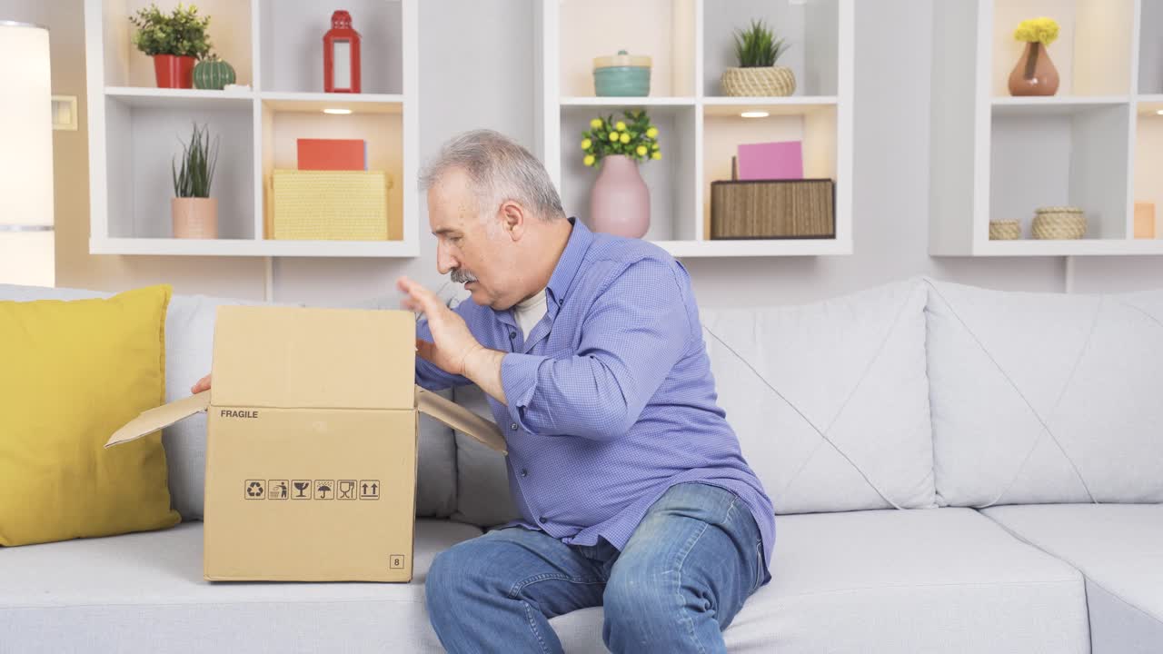 화물에서 나온 잘못된 제품에 화를 내는  ⁇ 은이.