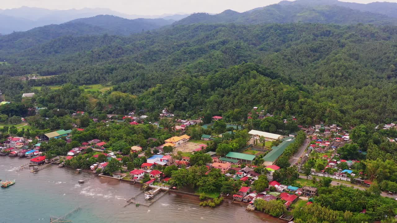 vista aérea de barangay malibago y magbagacay en la costa en el sur de leyte, filipinas