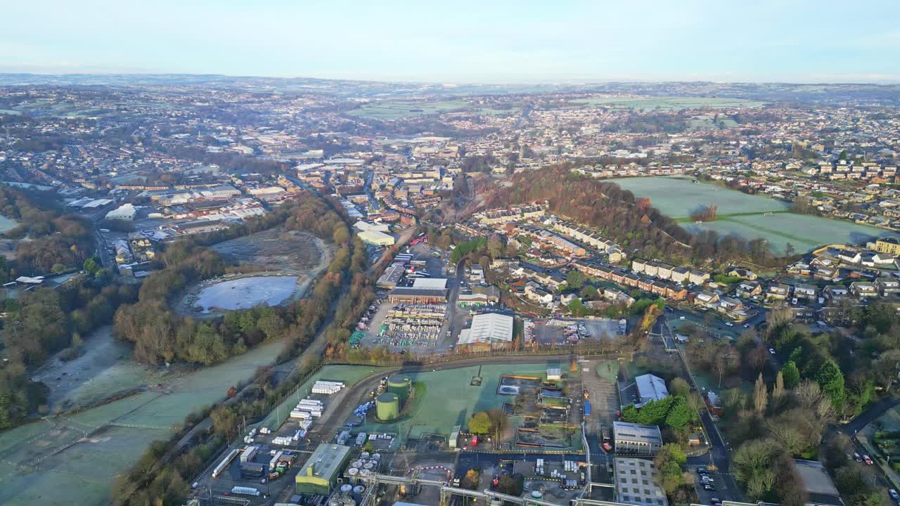 혼잡한 도로 교통과 붉은 벽돌집을 보여주는 영국 요크셔의 서리 덮인 도시 마을 헤크몬드위크의 항공 영상