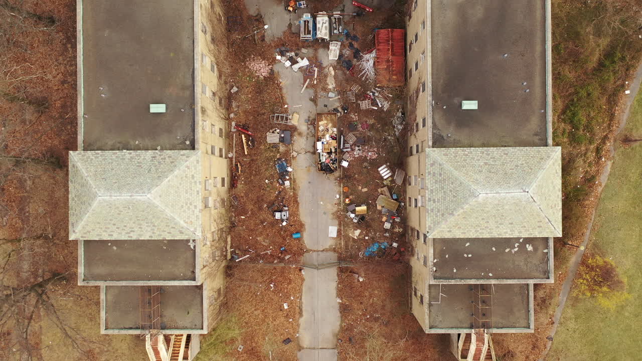 снимок сверху вниз прямо над заброшенным зданием