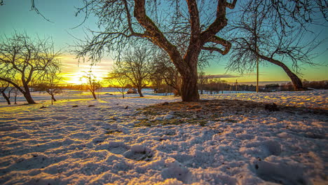 atardecer de lapso de tiempo en el campo nevado
