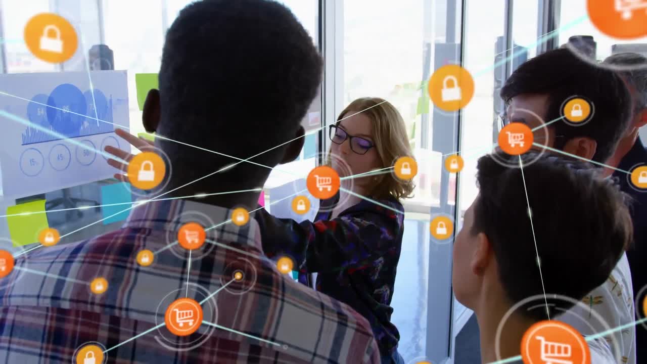 animación de una red de iconos digitales sobre diversos colegas discutiendo sobre notas de memorando en la oficina.
