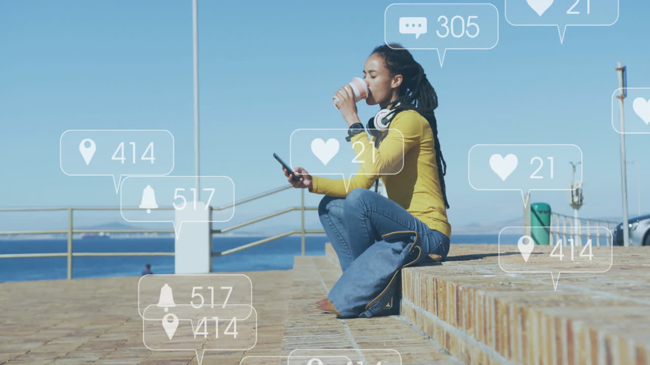 animación de iconos de los medios sobre una mujer biracial usando un teléfono inteligente