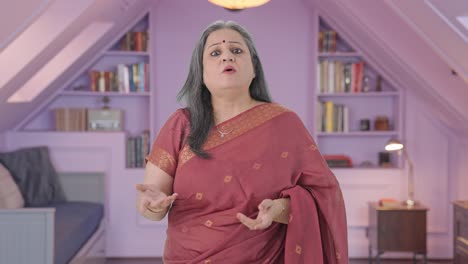 anciana india hablando con la cámara