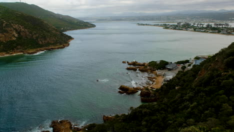 incline-se sobre a cênica lagoa knysna e a ilha de lazer do ponto de vista das cabeças