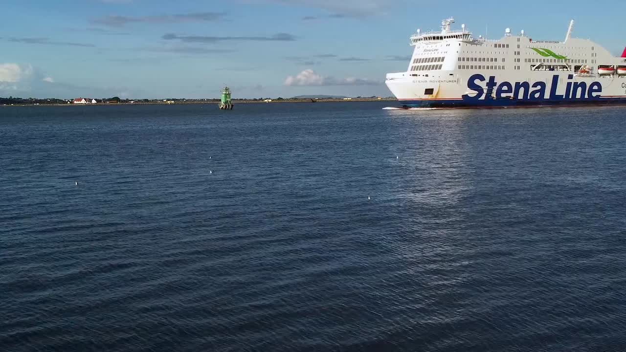 ferry de stena line cross channel que llega al puerto de dublín
