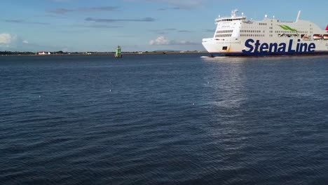 Ferry-De-Stena-Line-Cross-Channel-Que-Llega-Al-Puerto-De-Dublín