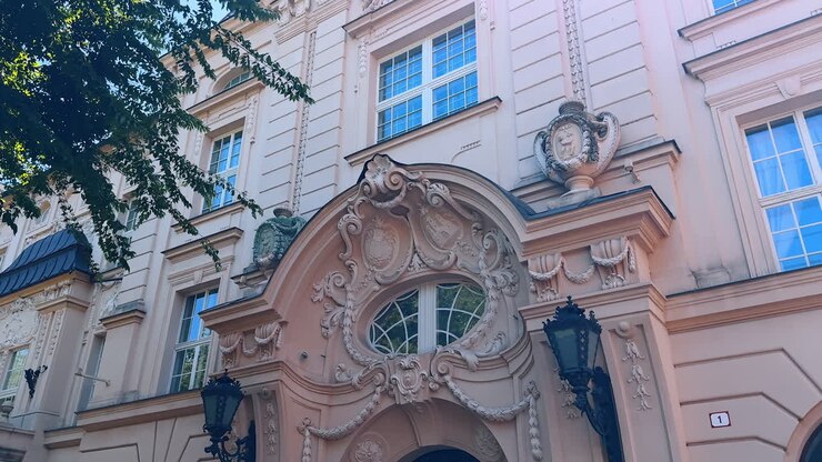 Splendidi elementi decorativi che adornano l'ingresso nell'antico edificio storico. Architettura del centro storico di Bratislava, Slovacchia
