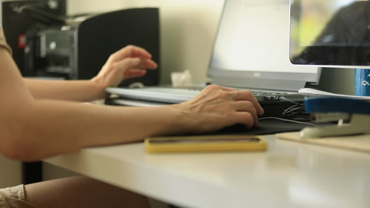 바쁜 손은 행복한 손입니다.