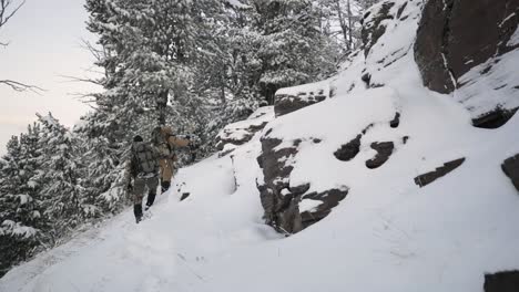 Tiro-Con-Arco-Caza-De-Alces-En-La-Nieve-En-Montana-En-Octubre-En-La-Cima-De-Las-Montañas