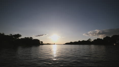 Das-Wasser-Eines-Flusses-Im-Grellen-Licht-Des-Sonnenuntergangs