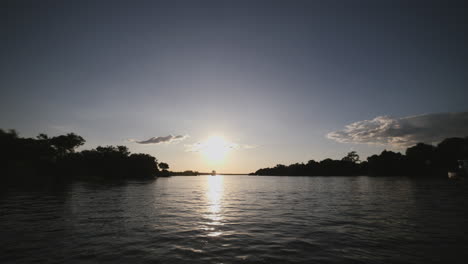 el agua de un río en la dura luz de la puesta de sol