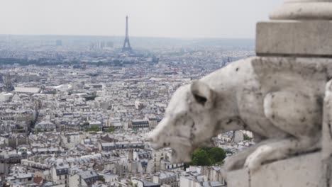 cámara lenta: foco de rack de la escultura a la vista de la ciudad con la torre eiffel, parís