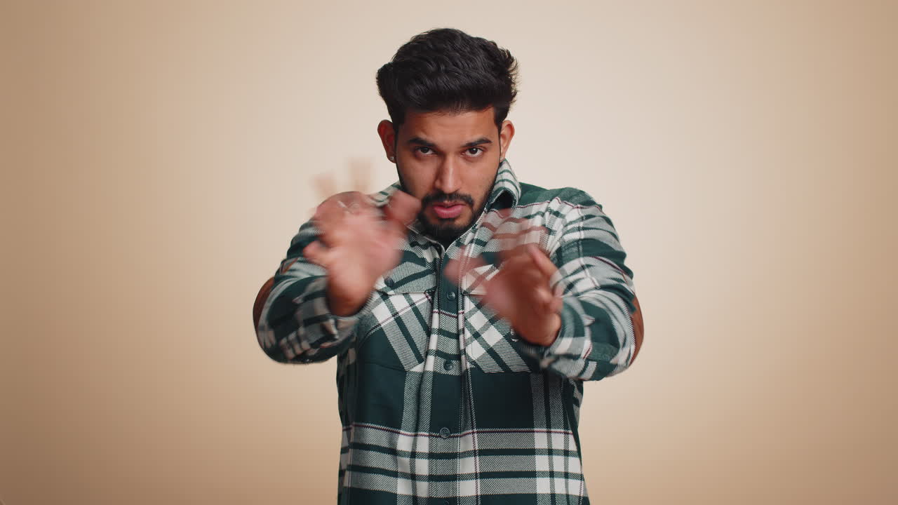 hombre levantando las manos en expresión indignada preguntar por qué qué razón del fracaso demostrando incredulidad