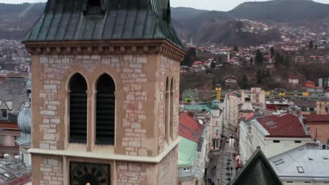 torre del reloj de la catedral católica del sagrado corazón con sarajevo
