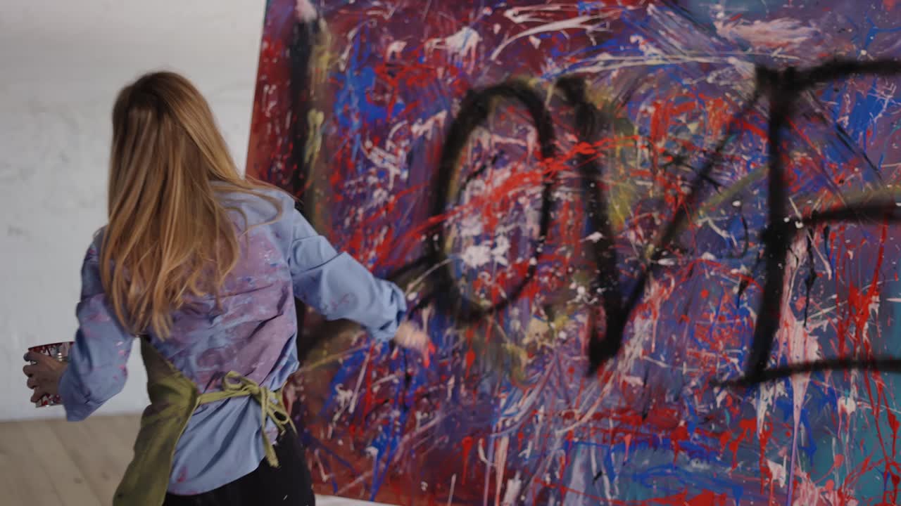 흥분 된 예술가 는 캔버스 에 감정적 으로 손 을 페인트 항아리 에 담고  ⁇ 아 놓는다