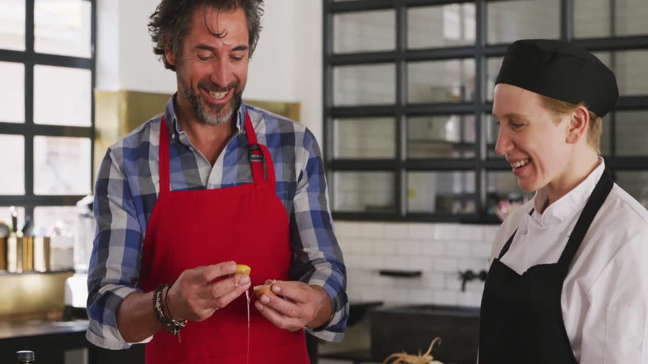 cocineros divirtiéndose mientras cocinan