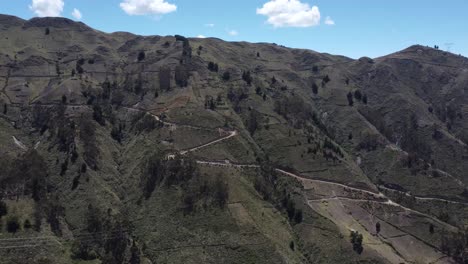 Explora-Las-Montañas-De-Cochapamba-Con-Un-Dron-4k