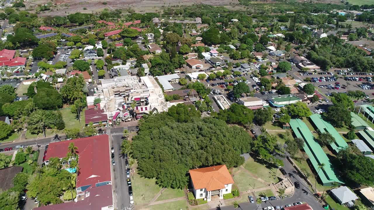 toma aérea cinematográfica del área de la calle principal, en lahaina, maui, antes de los incendios de 2023