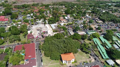 Filmische-Luftdrohnenaufnahme-Des-Vorderen-Straßenbereichs-In-Lahaina,-Maui,-Vor-Den-Bränden-Im-Jahr-2023