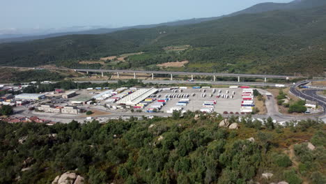 vista aérea de una parada de camiones y una autopista