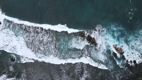 4K-Luftaufnahme-Eines-Schwarzen-Sandstrandes-Mit-Brechenden-Wellen-Auf-Teneriffa