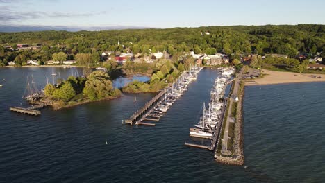 Kleiner-Pier-Der-Suttons-Bay-Mit-Privaten-Segelbooten,-Drohnenansicht-Aus-Der-Luft