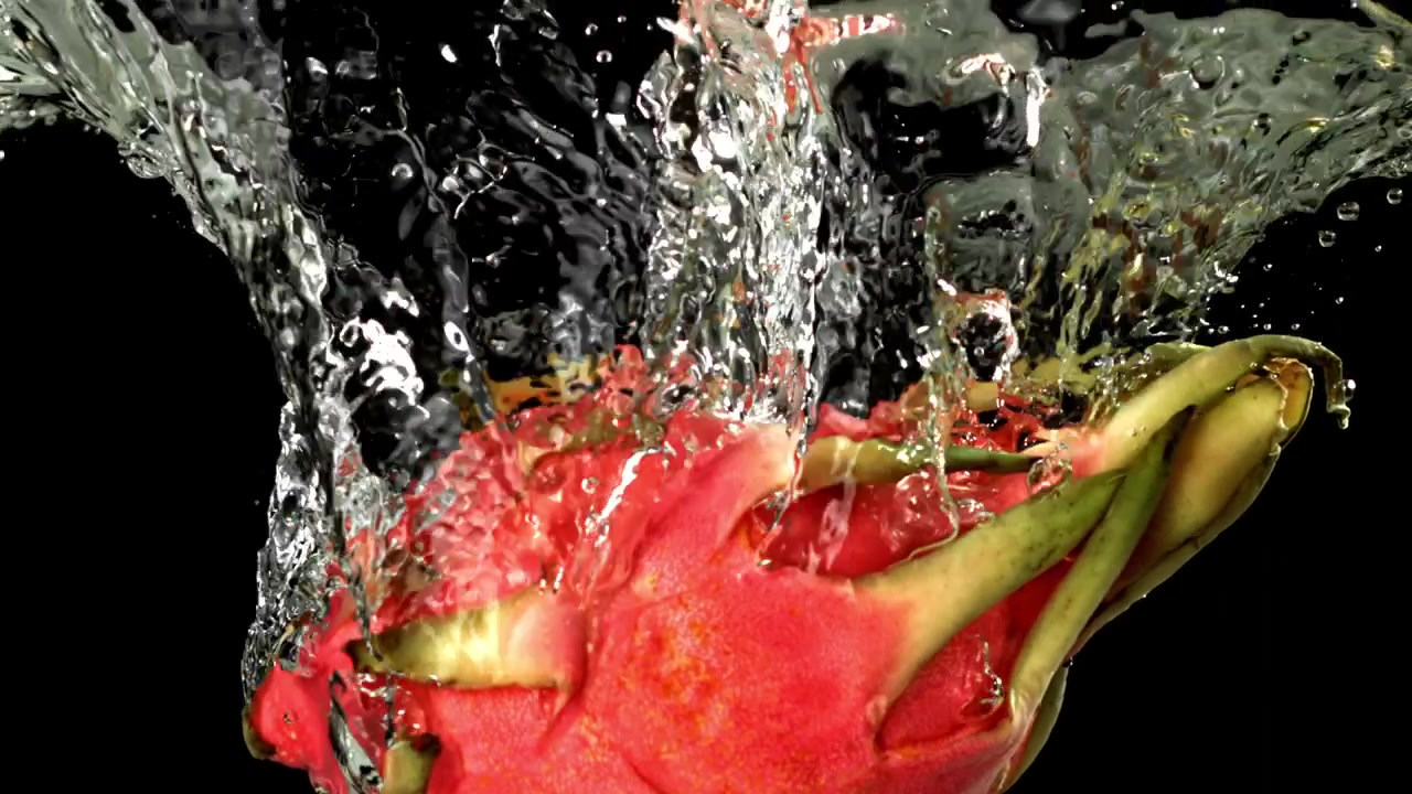 Frutto del drago rosso che schizza nell'acqua limpida al rallentatore