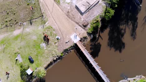 Luftvideo-über-Der-Brücke-über-Dem-Bach