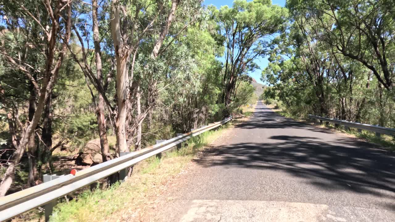 un viaje pacífico a través de paisajes rurales