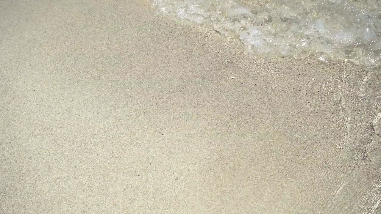 뜨거운 이 많은 날 해변에서 팔에 자외선 차단제를 뿌리는 여자