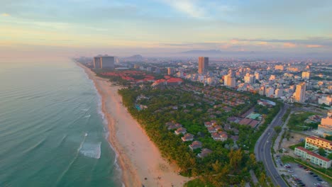 Impresionante-Toma-Aérea-De-Complejos-Turísticos-Frente-Al-Mar-En-Da-Nang-Vietnam-Durante-La-Colorida-Puesta-De-Sol