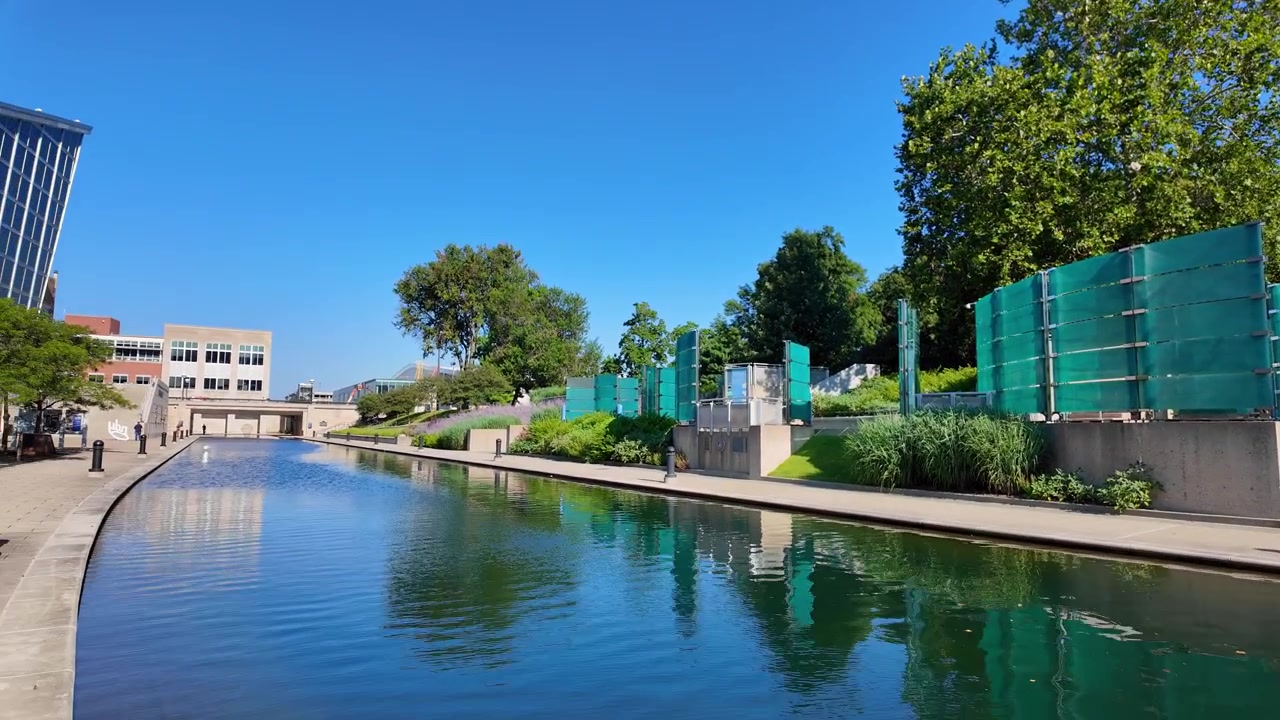 Oasi urbana presso l'Indianapolis Canal Walk in Indiana con installazioni di arte moderna