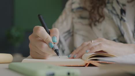 mujer escribiendo en un cuaderno