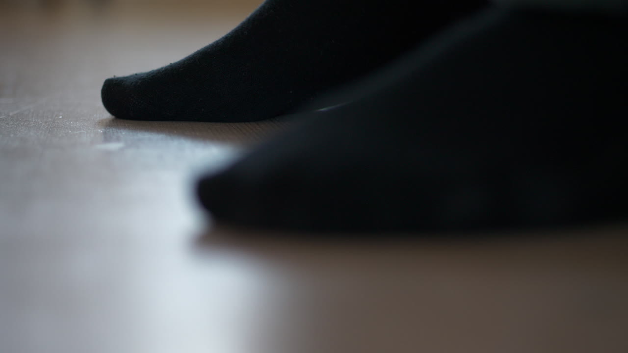 신경질적인 발로 스트레스를 받는 사람, l에서 r로 슬라이딩