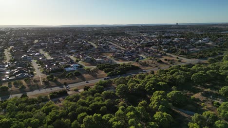 Vista-Aérea-De-Una-Urbanización-En-Los-Suburbios-De-La-Ciudad-De-Perth,-Australia-Occidental