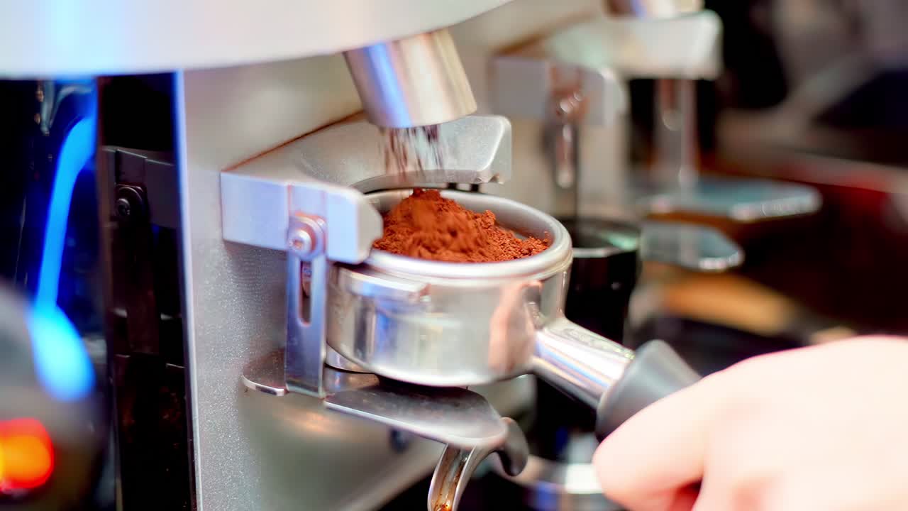 Macchina da caffè che prepara un espresso fresco, mostrando la preparazione in stile barista, catturando la routine mattutina, l'atmosfera da caffè e i dettagli ravvicinati del processo di preparazione del caffè