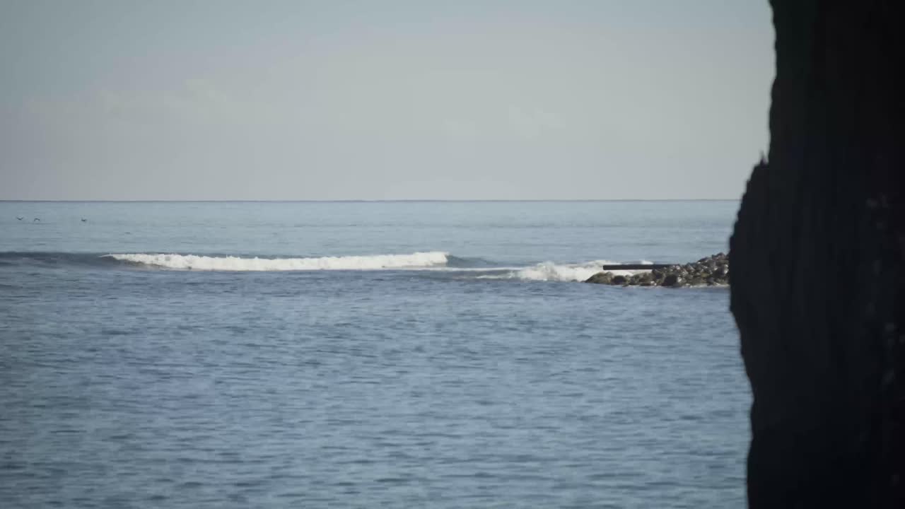 서퍼는 멀리서 파도를 타고