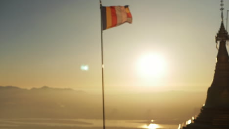 Niña-Silueta-Atardecer-Montaña-Vista-Buda-Bandera-Cámara-Lenta-Templo