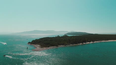 4k-Antenne-Kleine-Insel-Mit-Bergen-Im-Hintergrund-Und-Boot-Herum