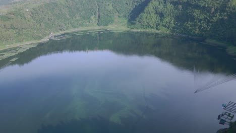 El-Lago-Tiene-La-Forma-De-Un-Cráter-Con-Agua-Clara-Y-Refleja-El-Paisaje-Alrededor-Del-Lago